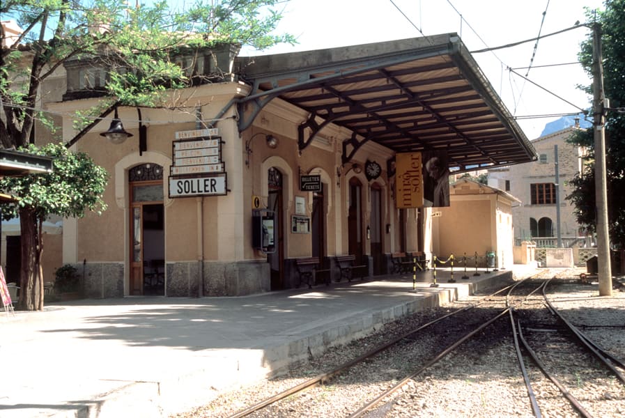 Estación del tren en Sóller donde podrás visitar el Museo de Miró y Picasso.